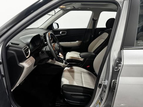 Used 2025 Hyundai Venue SEL FWD image 13