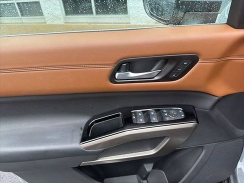 Used 2024 Nissan Pathfinder Platinum image 9