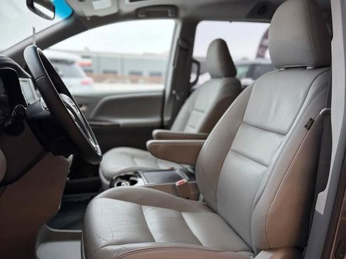 Used 2017 Toyota Sienna XLE image 8
