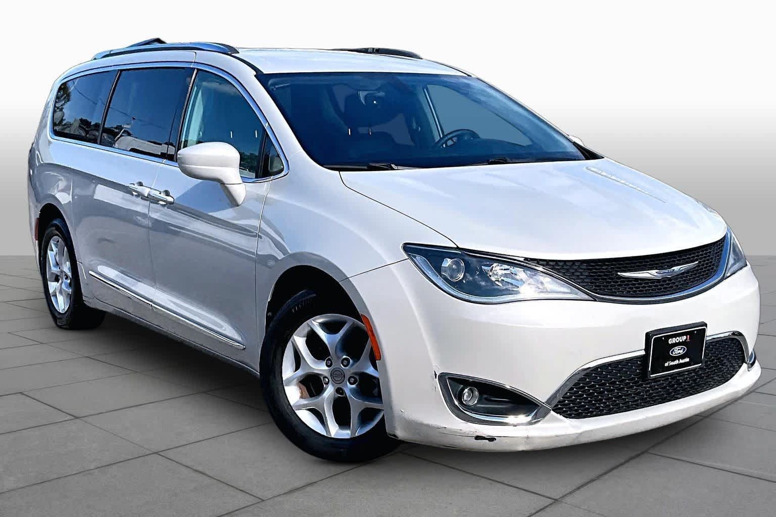 Used 2017 Chrysler Pacifica Touring-L Plus w/ Tire & Wheel Group FWD image 4