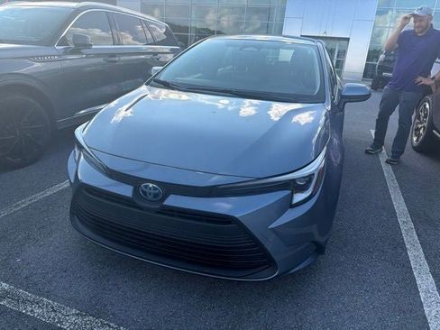 Used 2025 Toyota Corolla LE FWD image 4