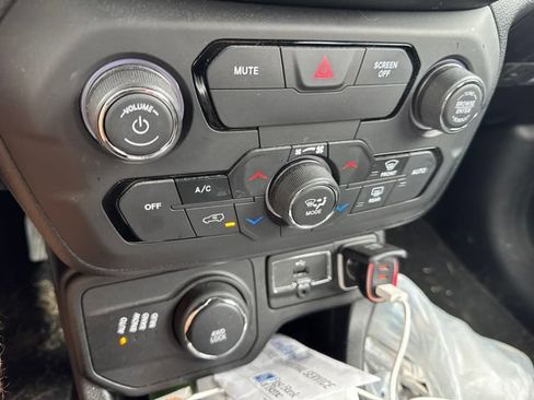 Used 2018 Jeep Renegade Sport w/ Power & Air Group AWD/4WD image 20