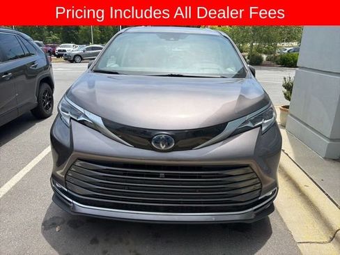 Used 2022 Toyota Sienna Platinum FWD image 5