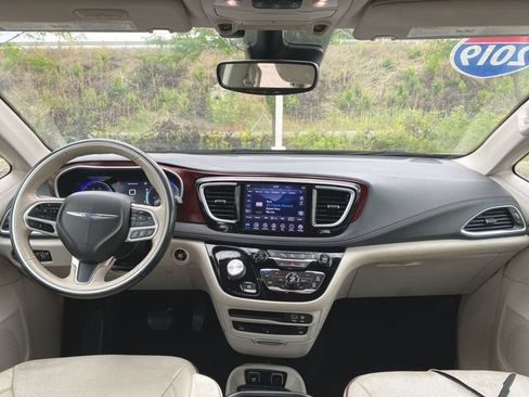 Used 2019 Chrysler Pacifica Limited w/ Advanced Safetytec Group FWD image 21