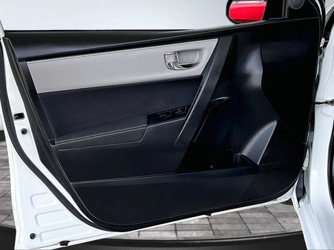 Used 2018 Toyota Corolla LE FWD image 17