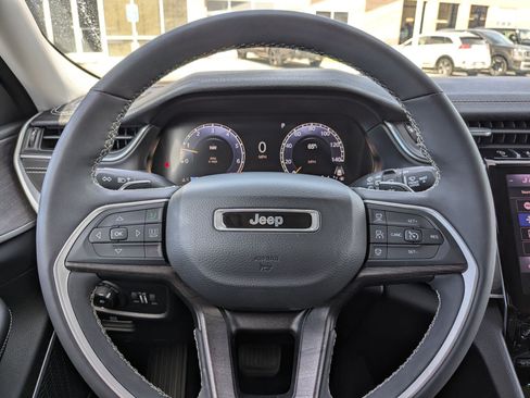 Used 2023 Jeep Grand Cherokee L Limited w/ Luxury Tech Group II AWD/4WD image 17