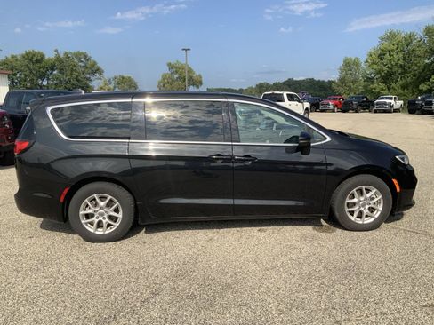 Used 2023 Chrysler Pacifica Touring-L FWD image 14