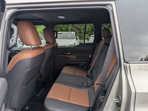 Used 2024 Lexus GX 550 image 16