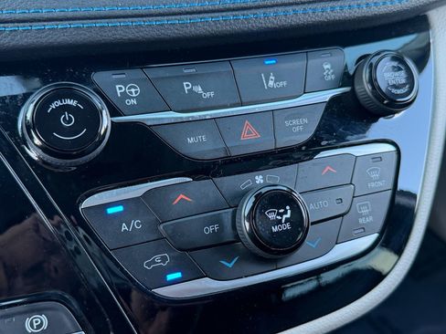 Used 2021 Chrysler Pacifica Touring-L FWD image 27