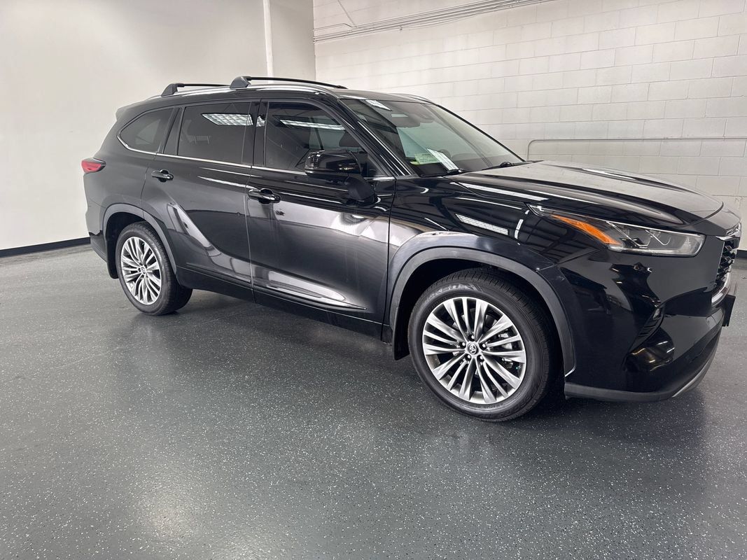Used 2021 Toyota Highlander Platinum AWD/4WD image 2