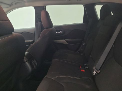 Used 2017 Jeep Cherokee Latitude FWD image 18