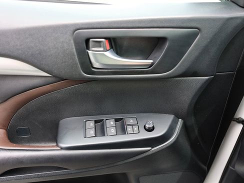 Used 2019 Toyota Highlander XLE AWD/4WD image 39