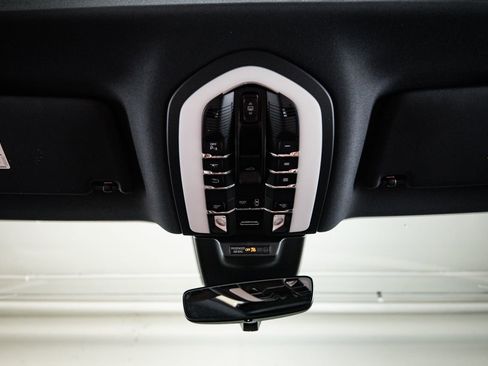 Certified 2025 Porsche Macan AWD/4WD image 20