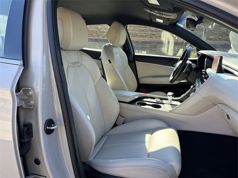 Used 2025 Genesis G70 2.5T image 28