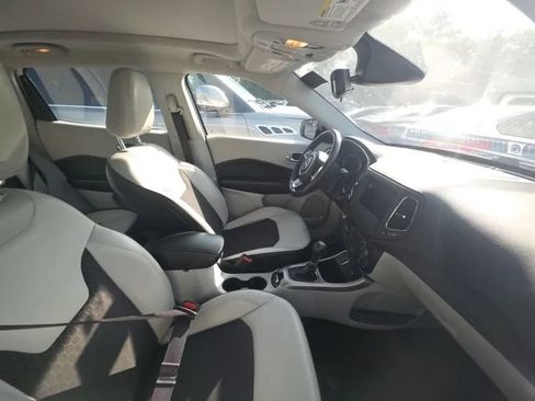 Used 2019 Jeep Compass Latitude FWD image 5