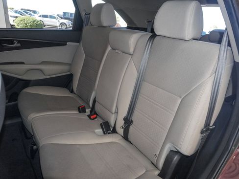 Used 2019 Kia Sorento LX image 36