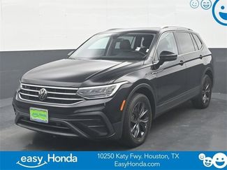 Used 2023 Volkswagen Tiguan SE image 1