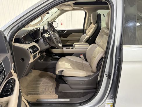 Used 2022 Lincoln Navigator Reserve image 11