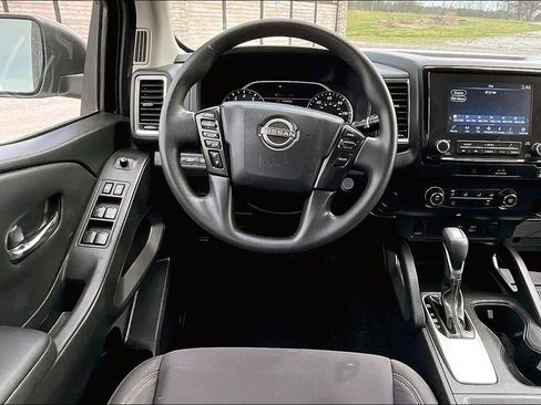 Used 2022 Nissan Frontier SV image 3