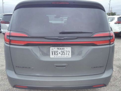 Used 2025 Chrysler Pacifica Limited FWD image 6