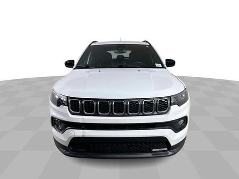 Used 2025 Jeep Compass Latitude AWD/4WD image 3