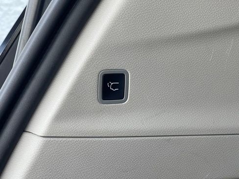 Used 2022 Chrysler Voyager LX FWD image 11
