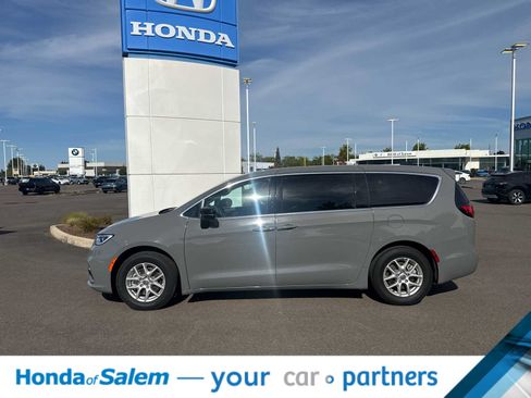 Used 2025 Chrysler Pacifica Select FWD image 3