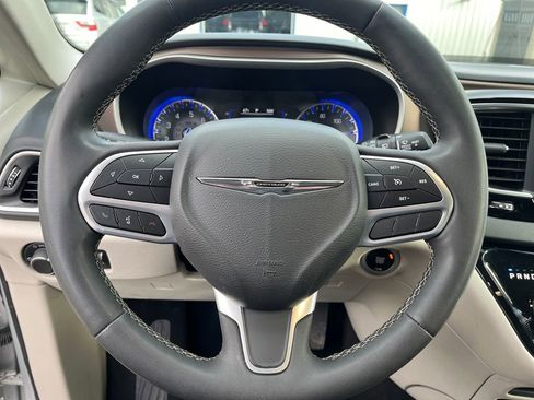 Used 2023 Chrysler Voyager LX image 18