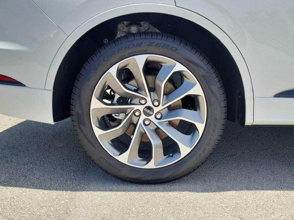 New 2026 Lincoln Aviator AWD image 5