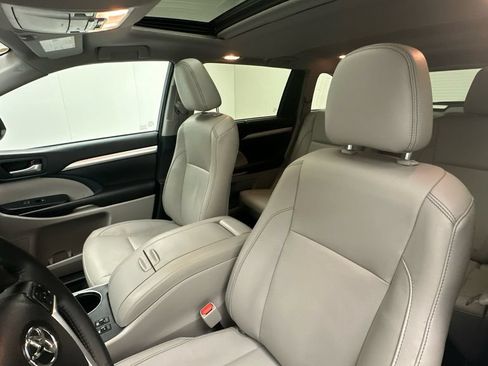 Used 2016 Toyota Highlander XLE AWD/4WD image 9