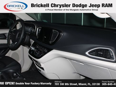 Used 2023 Chrysler Pacifica Touring-L FWD image 12