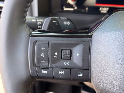 Certified 2025 Nissan Rogue Platinum FWD image 29