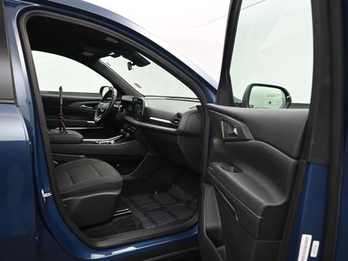 Used 2025 Chevrolet Traverse LT image 11