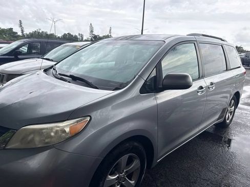 Used 2014 Toyota Sienna LE FWD image 4