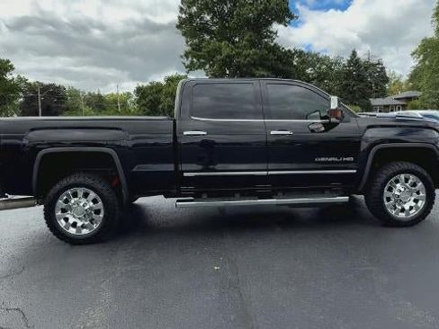 Used 2019 GMC Sierra 2500 Denali w/ Duramax Plus Package AWD/4WD image 9