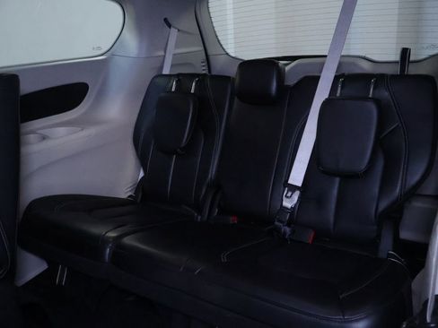 Used 2023 Chrysler Pacifica Touring-L image 18