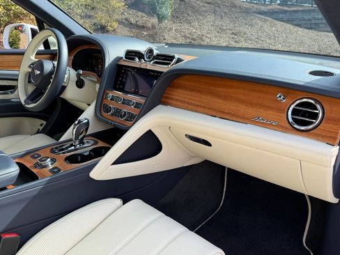 Used 2023 Bentley Bentayga image 2