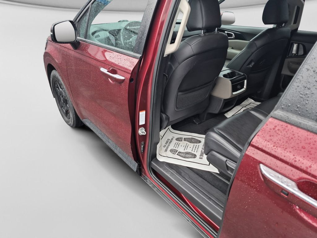 Used 2025 Kia Carnival FWD image 9