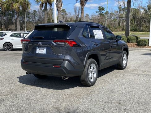 Used 2021 Toyota RAV4 XLE w/ Convenience Package FWD image 5