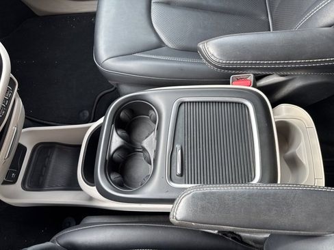 Used 2024 Chrysler Pacifica Touring-L image 18