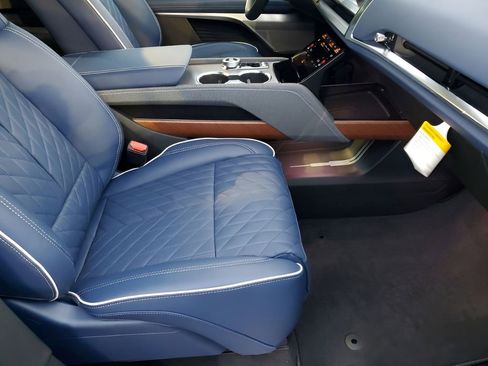 New 2026 Cadillac Vistiq Premium Luxury AWD/4WD image 17