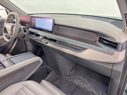 Used 2024 Kia EV9 Land image 15