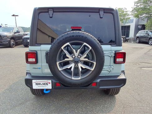 Used 2024 Jeep Wrangler Unlimited w/ Convenience Group AWD/4WD image 29