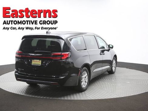 Used 2023 Chrysler Pacifica Touring-L FWD image 40