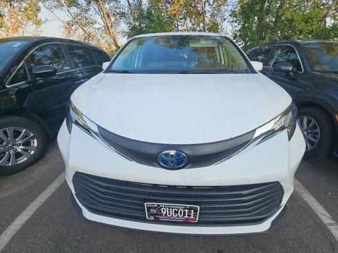 Used 2021 Toyota Sienna LE FWD image 2