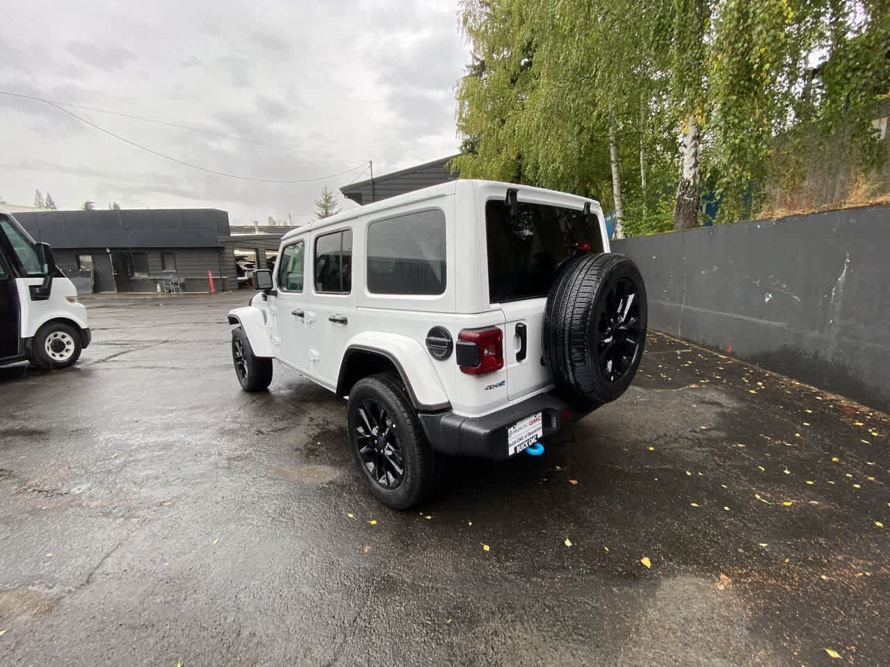 Used 2024 Jeep Wrangler Unlimited Sahara AWD/4WD image 4