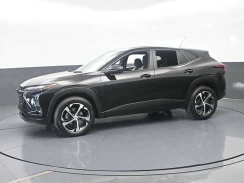 Used 2025 Chevrolet Trax RS w/ Driver Confidence Package FWD image 2