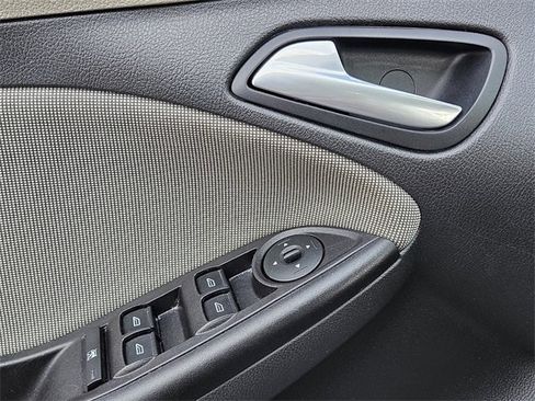 Used 2012 Ford Focus SE image 25