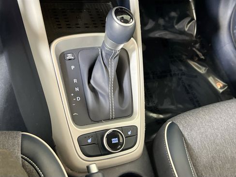 Used 2023 Hyundai Venue Limited FWD image 17