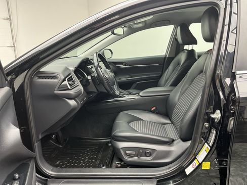Used 2019 Toyota Camry SE image 3